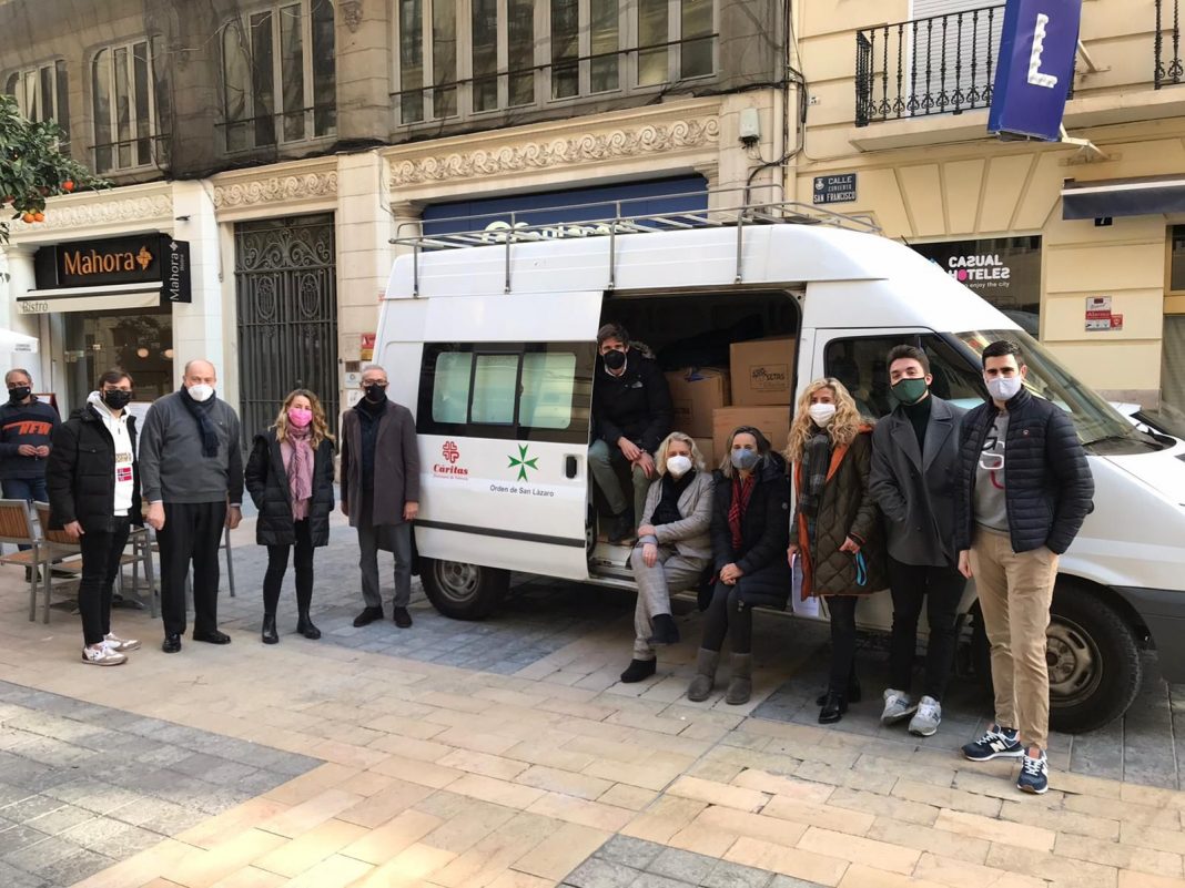 El PP de Valencia recoge más de 500 prendas de abrigo que dona a Cáritas para los sintecho de la Ciudad