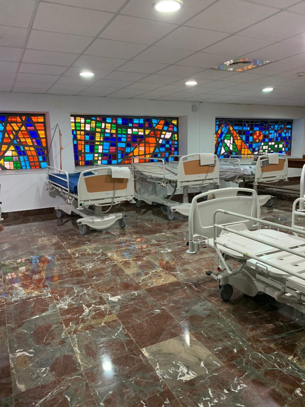El Hospital de la Ribera ya deriva paciente a Vithas Aguas Vivas y en Elche llenan la capilla de camas