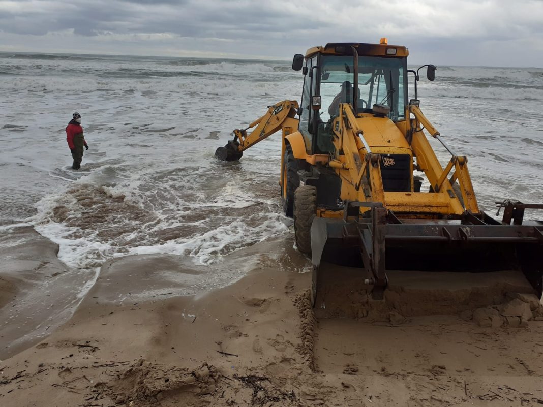 Cullera comienza a reparar los daños del nuevo temporal marítimo e informa a los ciudadanos sobre el frío