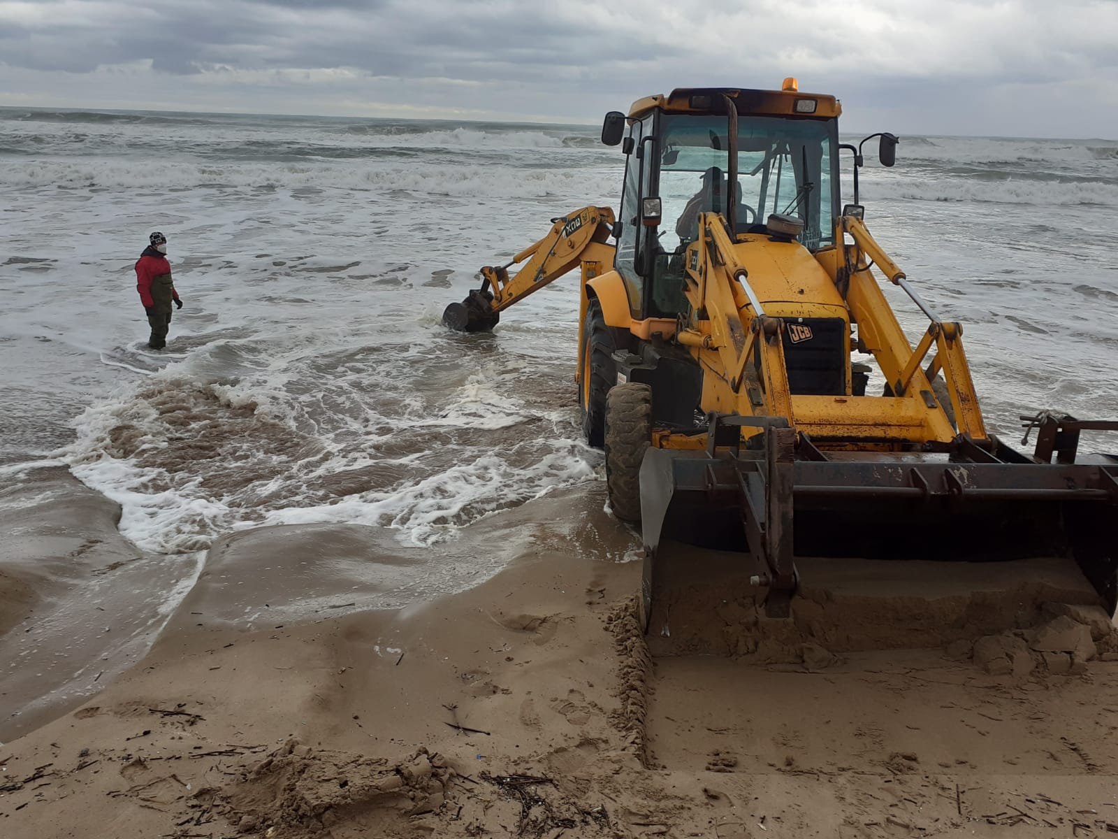 Cullera comienza a reparar los daños del nuevo temporal marítimo e informa a los ciudadanos sobre el frío