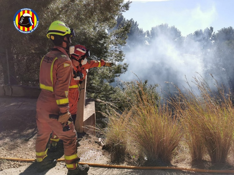 El Consorcio Provincial de Bomberos de Valencia interviene en un incendio de vegetación en Alfarp.