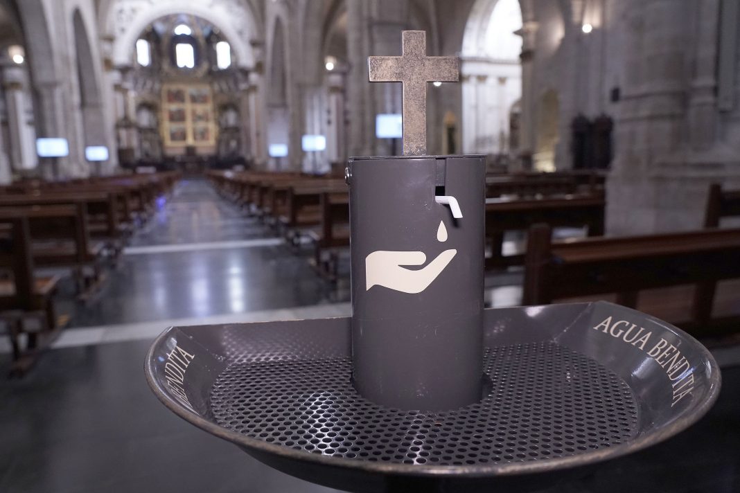 La Catedral de Valencia instala dispensadores de agua bendita siguiendo las normas COVID
