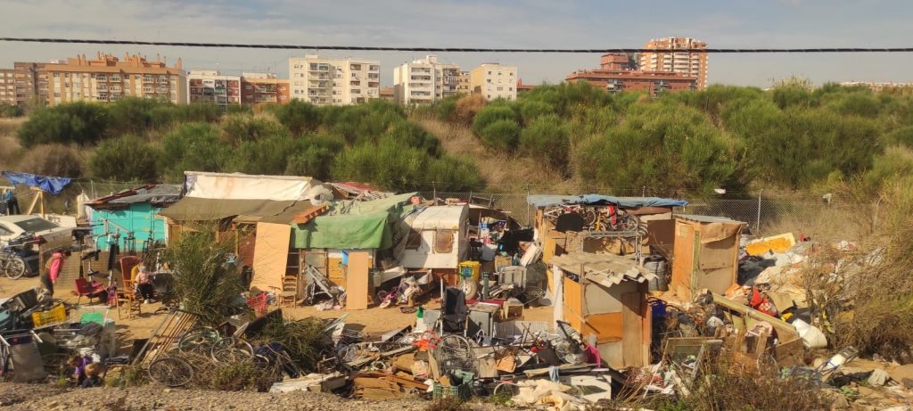 La basura se acumula a los lados de las vias de tren de acceso a Valencia