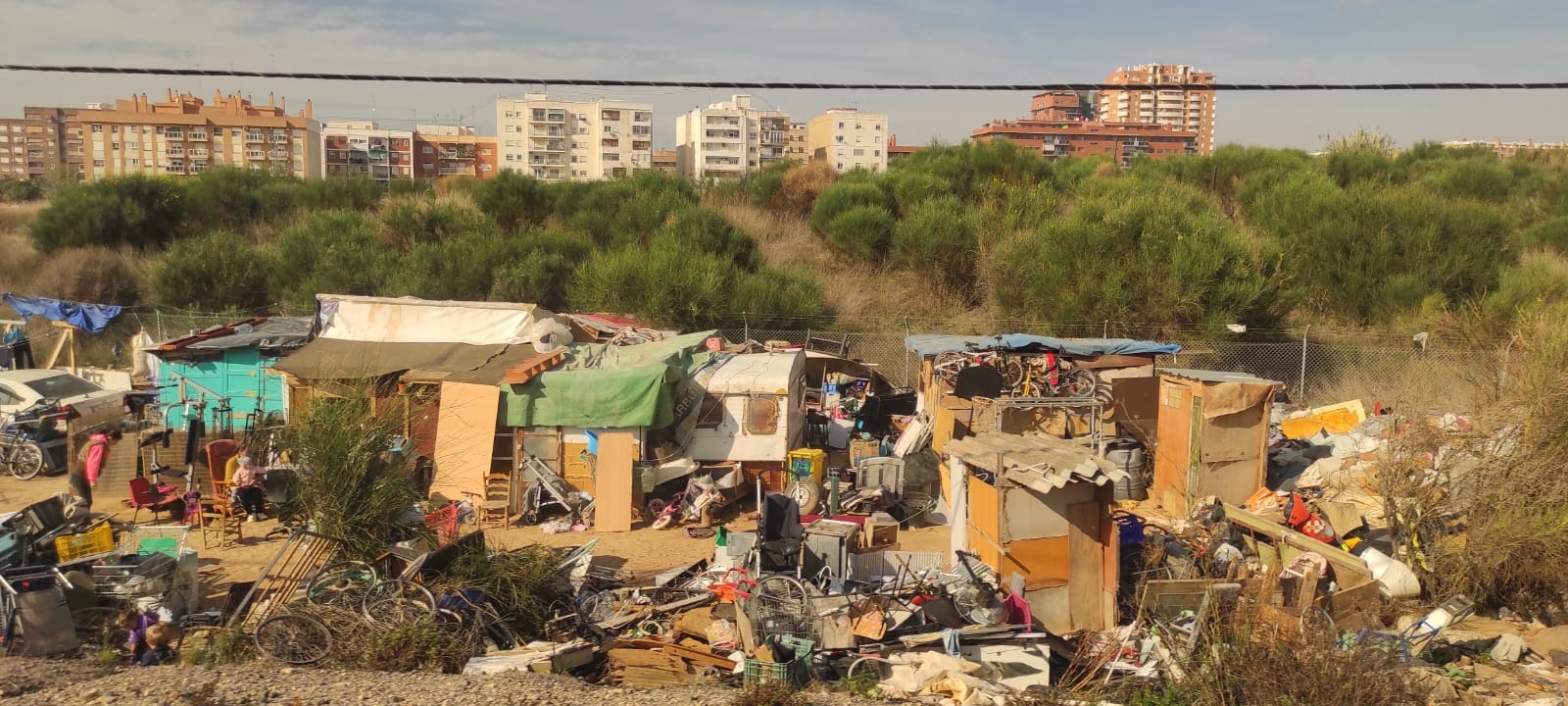 La basura se acumula a los lados de las vias de tren de acceso a Valencia