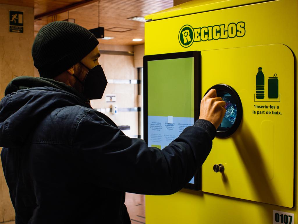Valencia estrena la implantación del sistema de incentivos por reciclaje de plástico y latas