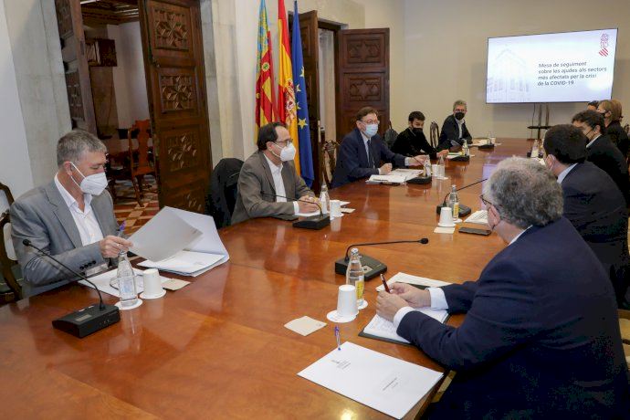 Ximo Puig anuncia que la Generalitat destinará 15 millones de euros a una nueva línea de ayudas directas al sector del transporte discrecional de personas