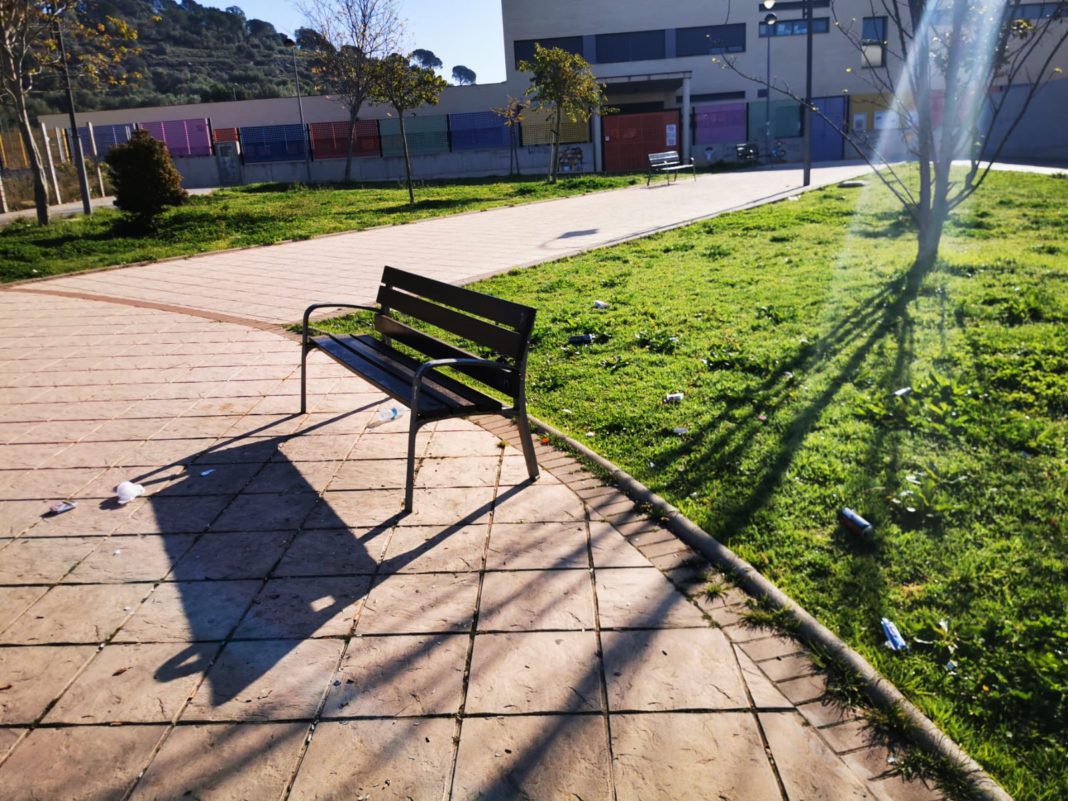 Cs Alzira denuncia la falta de limpieza de las zonas escolares de la periferia