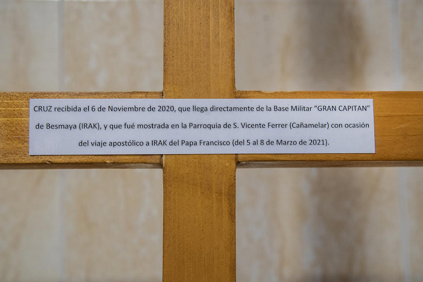 Una cruz traída de Irak por el Ejército español, venerada en una parroquia valenciana durante el viaje de Francisco