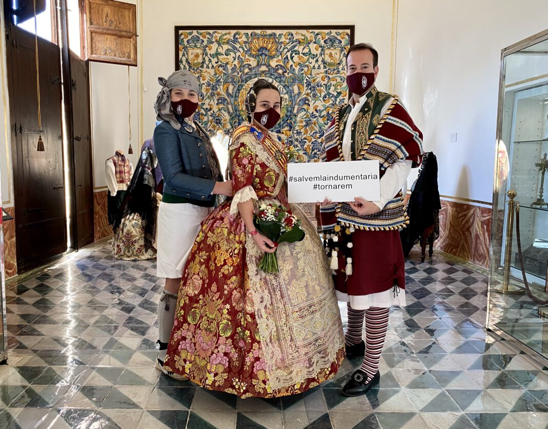 Más de 250 comisiones falleras desfilan por el Museo de la Seda de Valencia en el mes de marzo