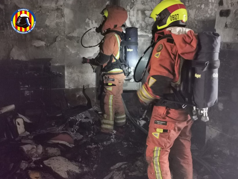 El Consorcio Provincial de Bomberos de Valencia interviene en un incendio de vivienda en Massanassa.