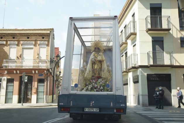 La Mare de Deu peregrina recorre las calles de Valencia sin paradas y el secretario de Compromís Valencia la llama "mono de feria"