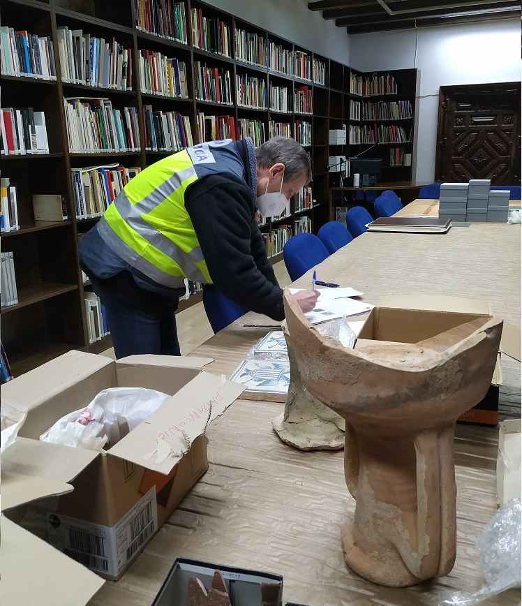 La Policía de la Generalitat entrega al Museo de Teruel piezas cerámicas romanas y medievales expoliadas