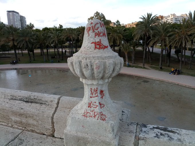 El Ayuntamiento de Valencia ignora la falta de limpieza del patrimonio histórico de la ciudad
