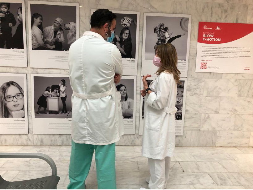 Ribera da visibilidad a la diversidad funcional a través de la exposición “Slow E-motion” en sus hospitales de Torrevieja y Vinalopó
