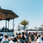 Sin distancias de seguridad, y muchos sin mascarilla en la Marina de Valencia
