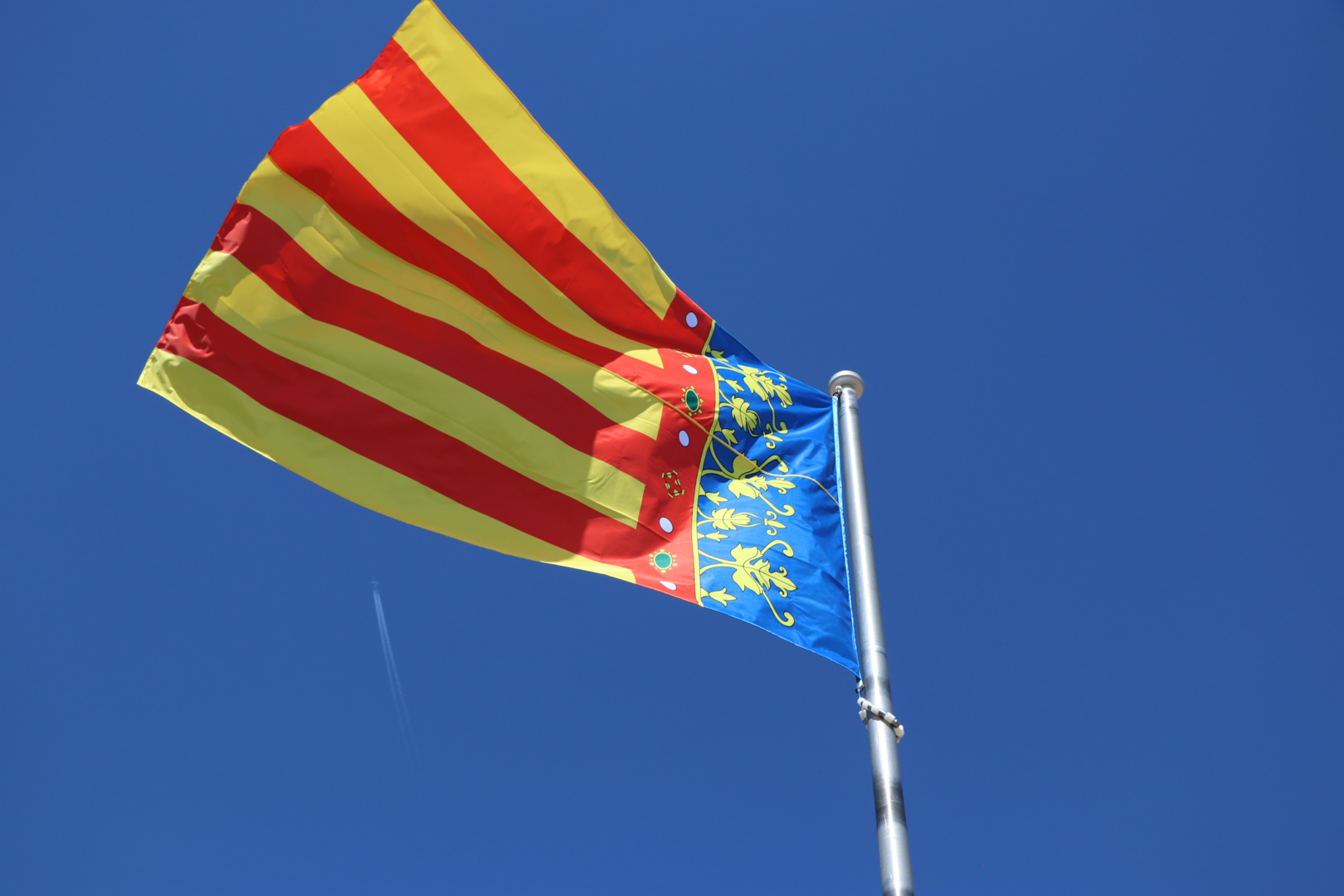 Torrent recupera la emblemática Senyera de su Torre con motivo de la semana fallera