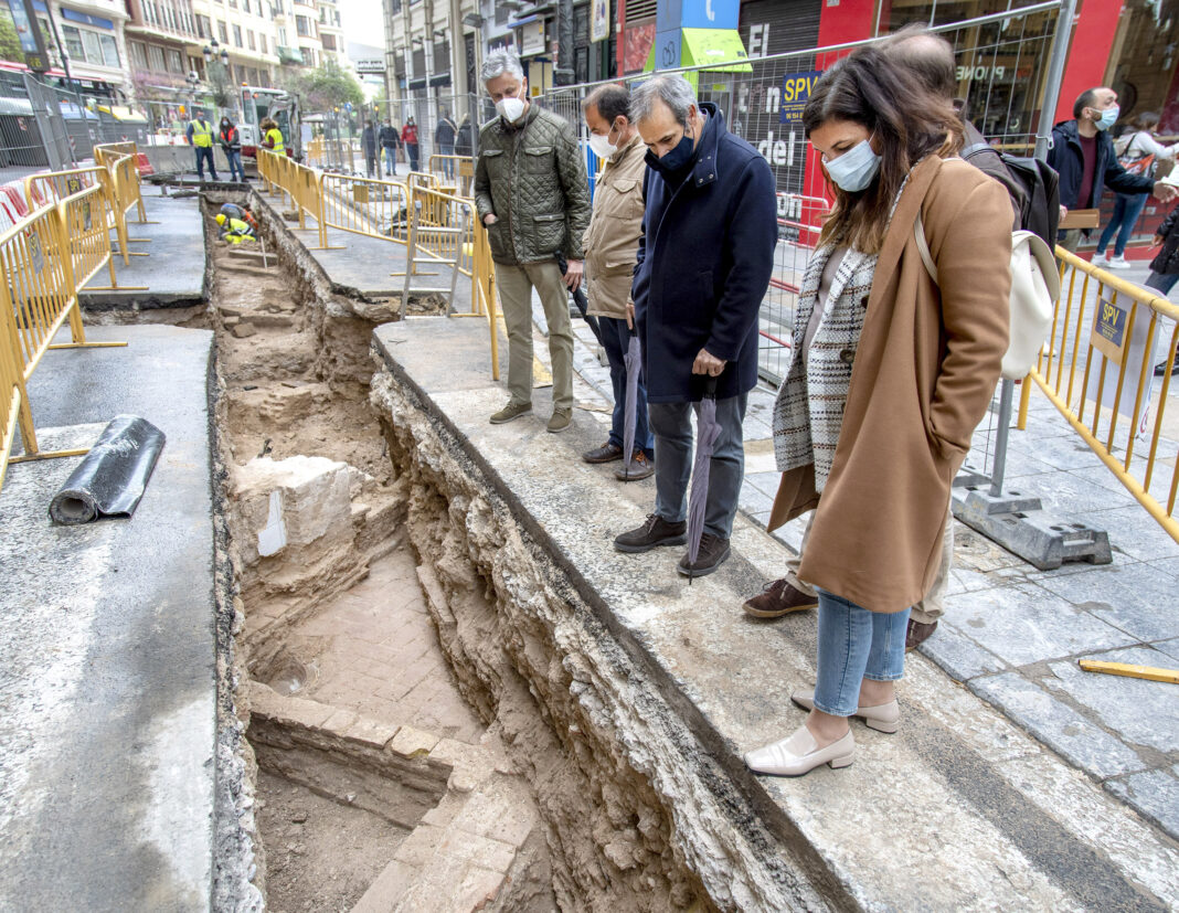 Afloran restos de casas de los siglos XVI al XIX en las obras del entorno del Mercado Central de Valencia