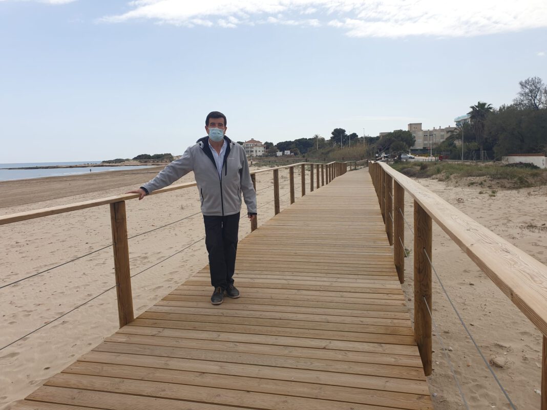 Fernando Giner pedirá que se realice un itinerario ecológico en la playa del Recatí de El Perellonet