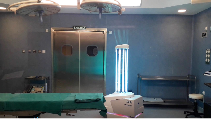El Hospital Universitario de Torrevieja incorpora un robot con luz ultravioleta para desinfectar en 10 minutos