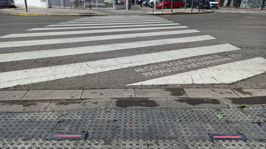El Ayuntamiento de Alboraya instala luces en la acera para facilitar los cruces en colegios