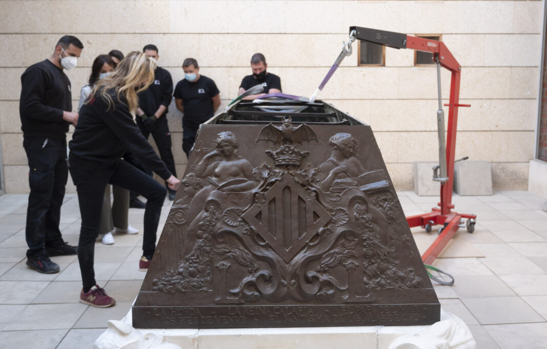 Empieza el traslado del sarcófago de Blasco Ibáñez al Cementerio General, emplazamiento para el que fue diseñado originariamente