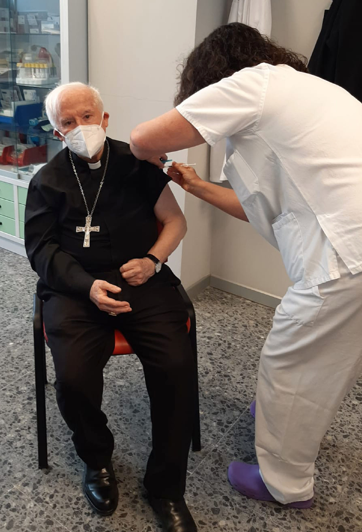 El cardenal arzobispo de Valencia recibe la vacuna contra el COVID-19