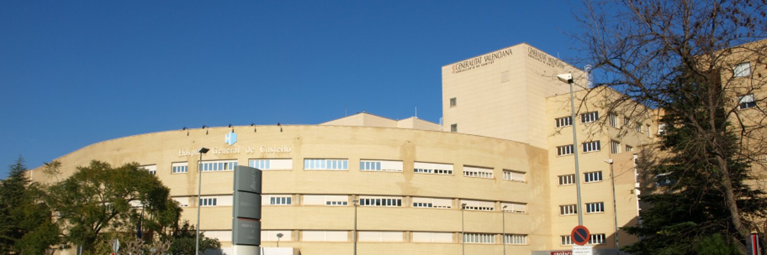 La Conselleria de Sanidad Universal y Salud Pública ha publicado la licitación de las obras de ampliación y reforma del Servicio de Urgencias del Hospital Universitario de Castelló por importe de 4.217.063,17 euros. El plazo de ejecución es de 28 meses. El proyecto de ampliación y reforma del Servicio de Urgencias del Hospital General de Castelló incluye en su ámbito de actuación, tanto la reforma integral del actual servicio de urgencias al completo, así como la remodelación puntual de parte del servicio de farmacia, en las zonas de dispensación de medicamentos, y recepción de pedidos, una actuación necesaria para acometer la ampliación de urgencias. Actualmente el servicio de urgencias del hospital de Castellón dispone de una superficie total de 1.700 metros cuadrados. Tras las obras de reforma y ampliación, la superficie de las nuevas urgencias se verá ampliamente incrementada, de manera que contará con una superficie total de alrededor de 3.000 metros cuadrados. La superficie de actuación de las obras en el servicio de farmacia es de unos 350 metros cuadrados. En este sentido, la superficie total afectada por las obras es de 3.350 metros cuadrados, de los cuales 969 metros cuadrados son de ampliación de nueva planta y el resto corresponden a reforma de espacios existentes. El área de urgencias se desarrollará al completo en planta baja, diferenciando la atención de urgencias generales, pediátricas y traumatológicas. Se creará un nuevo acceso principal y de recepción de pacientes, de manera diferenciada, para la atención de las urgencias de vitales y del resto de pacientes. Asimismo, el conjunto de las zonas de observación en urgencias, que se divide en 3 salas (dos de personas adultas y una pediátrica), permite una ocupación total para la atención simultánea de 59 personas. La ampliación en las plantas superiores se destinará a las salas administrativas del servicio de farmacia y las salas de estar para el personal del servicio de urgencias. La concepción del proyecto, además de resolver asistencialmente las necesidades de crecimiento del Servicio de Urgencias, responde a criterios de humanización de los espacios para pacientes, así como a criterios de impulso de medidas de eficiencia energética en su envolvente e instalaciones, todo ello junto con el empleo de materiales más sostenibles y ecológicos. Por otra parte, y desde el punto de vista de la flexibilidad, el proyecto contempla la versatilidad de los espacios interiores de atención médica, así como la posibilidad de futuras ampliaciones previstas técnicamente en el proyecto. La obra se ejecutará por fases manteniendo en todo momento la actividad asistencial, intentado minimizar su impacto en la prestación asistencial y a la vez, y creciendo progresivamente en la puesta en funcionamiento de nuevas zonas.
