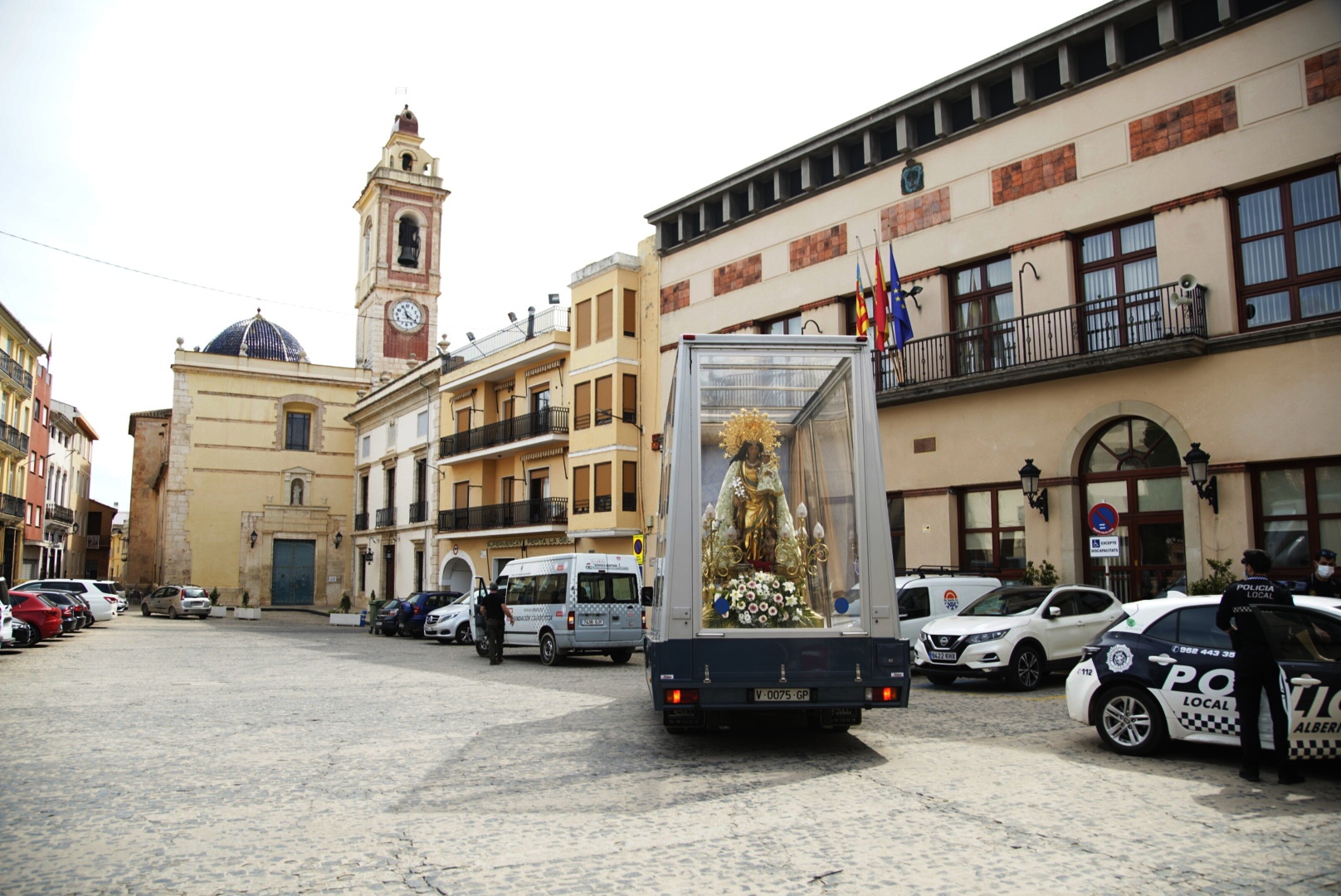 La imagen peregrina de la Virgen recorre en su "Maremóvil" las localidades de Tous, Alberic, Carlet y Benimodo 