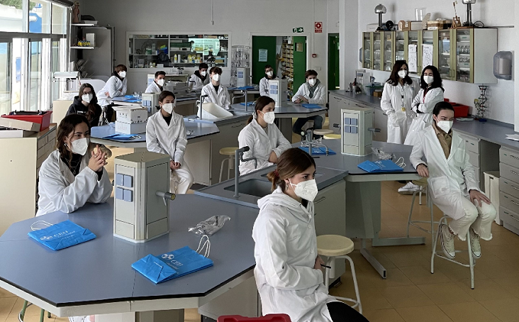 Escolares valencianos aíslan 570 microorganismos en busca de nuevos antibióticos, en un proyecto científico dirigido por universitarios de la CEU UCH