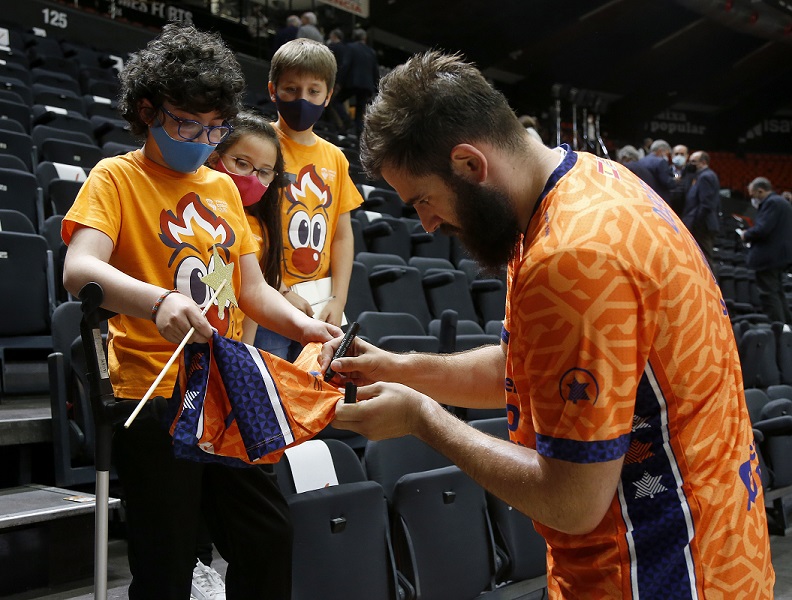 La Fundación Pequeño Deseo y Valencia Basket cumplen el sueño de Javier