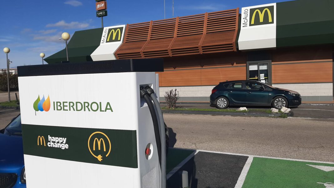 McDonald’s inaugura en Sagunto cargadores de vehículos eléctricos de la mano de Iberdrola