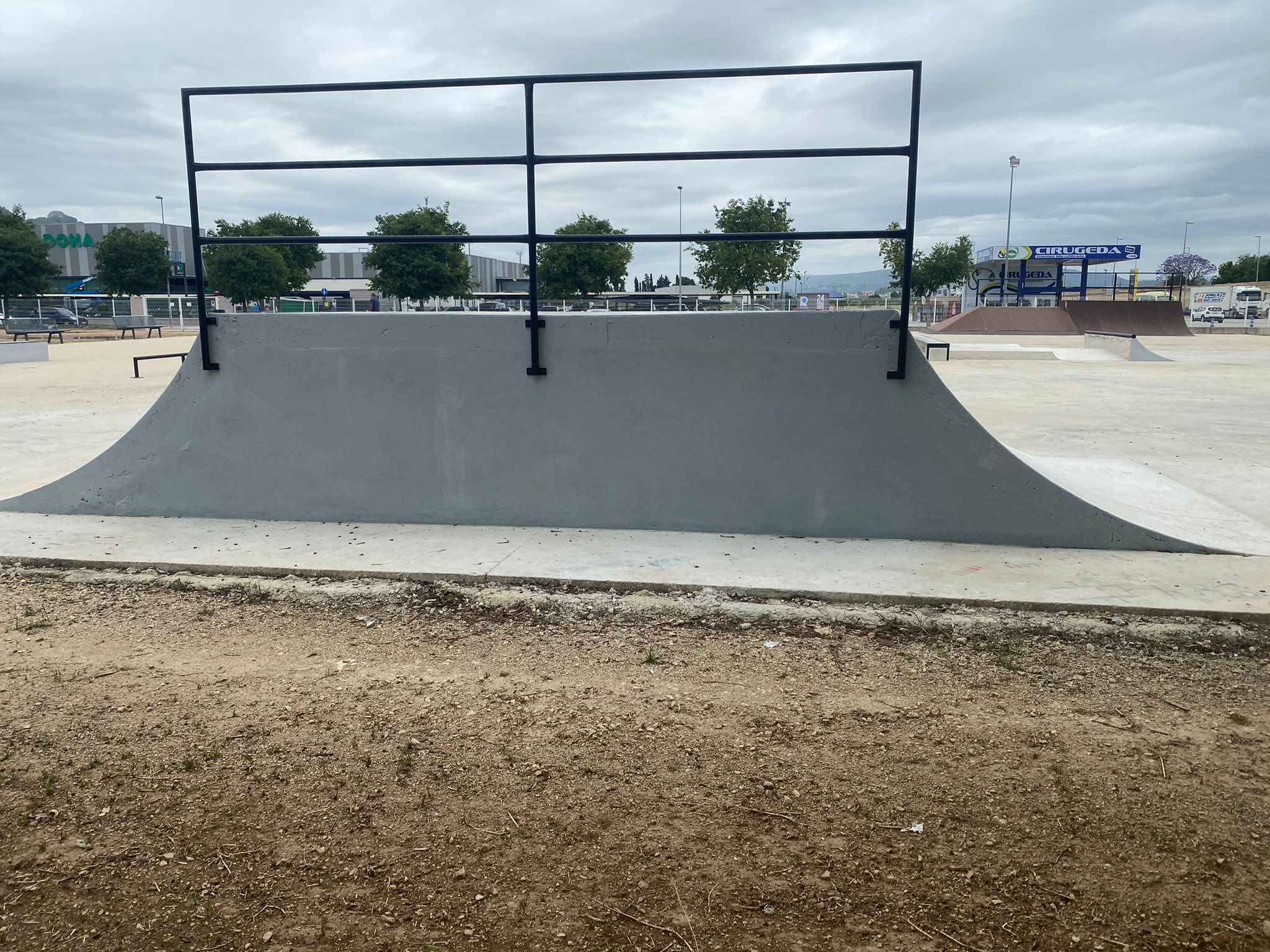 El Ayuntamiento de Xàtiva ha reabierto este viernes la pista de skatepark tras la reforma integral a la que se ha sometido durante las últimas semanas con una inversión de 50.000 euros. La intervención ha mejorado las condiciones de uso de la actual instalación para satisfacer las demandas de los colectivos de deportes urbanos, con unas instalaciones acordes con las dimensiones y formas adecuadas a estos deportes. Por un lado se han colocado nuevos módulos de hormigón, sustituyendo los anteriores de madera que se encontraban gravemente deteriorados, y se han instalado módulos sobre la plataforma de patinaje para poder practicar deportes urbanos como «Skate »,« Roller "y" BMX ", al tiempo que también se ha pintado y se ha desbrozado la instalación. La parcela del skatepark de Xàtiva cuenta con una superficie de 1.804 m2 y se encuentra dentro de un solar cerrado con acceso desde la carretera de la Llosa de Ranes, frente al cementerio municipal. Cabe destacar que el proyecto contó con un estudio previo y ha sido realizado por empresas especializadas. «La renovación de la instalación era muy demandada por la juventud de nuestra ciudad, y hemos tenido en cuenta las demandas que nos han presentado los diferentes colectivos usuarios. Nuestra intención es seguir implementando mejoras en el futuro », ha manifestado el concejal de Deportes Pedro Aldavero, quien recordó que el horario de apertura del parque es de lunes a domingo de 10 a 22 horas.