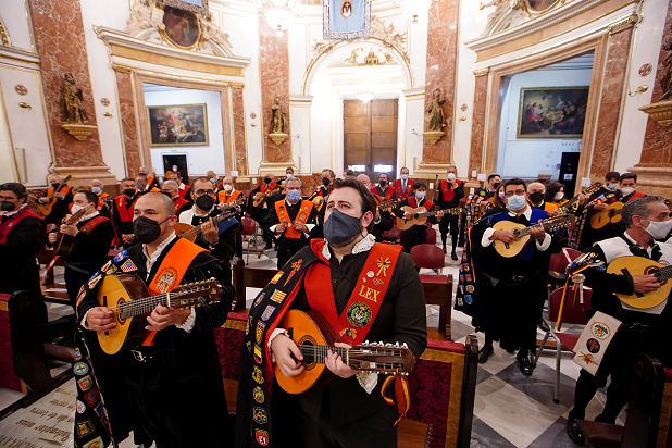 Las tunas universitarias de Valencia rinden su tradicional homenaje a la Virgen de los Desamparados con una Ronda en la Basílica