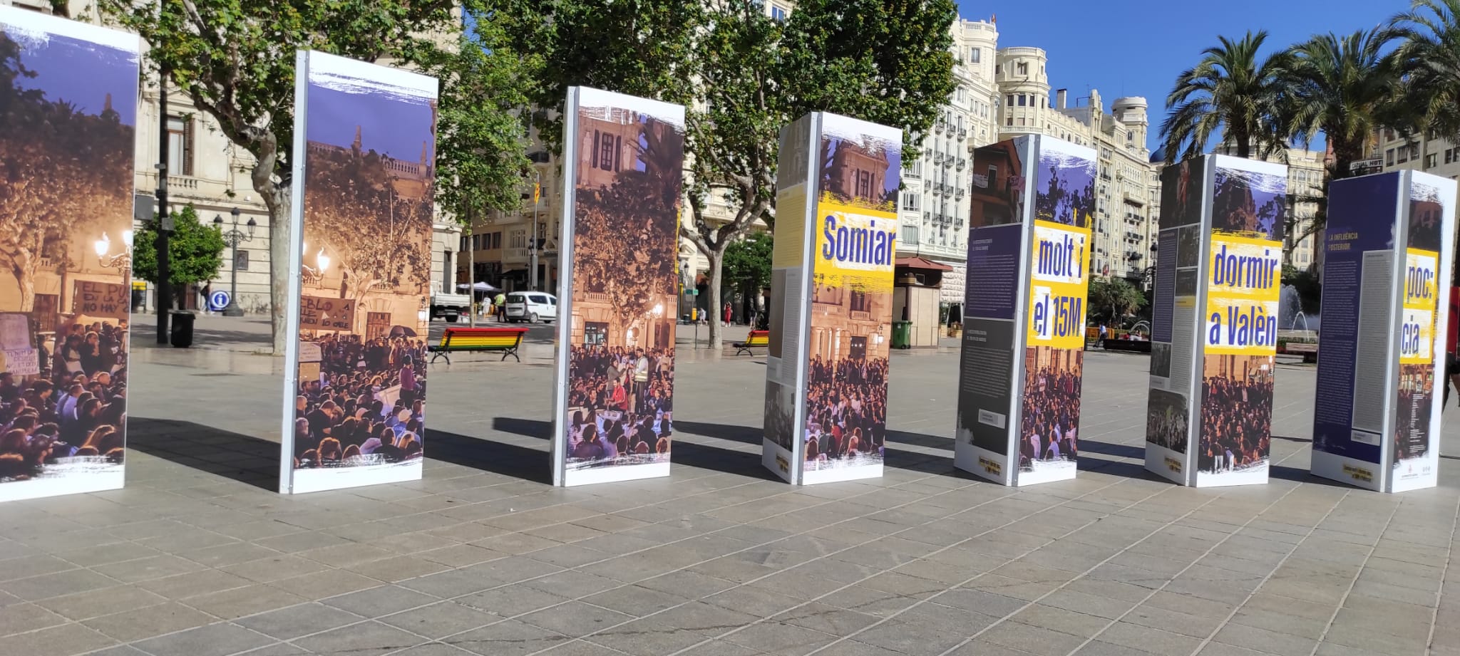 El monolito del 15M sin colocar una hora antes y una exposición con fotos de cargas policiales