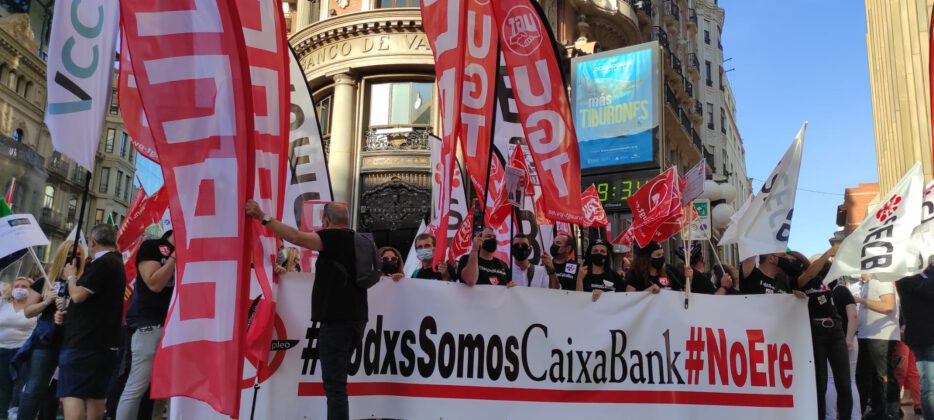 1.000 trabajadores de CaixaBank exigen en Valencia a Caixabank parar el ERE "salvaje" de 8.921 despidos