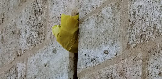Las saeteras de las Torres de Serranos tapadas con cajas de cartón y bolsas de plástico