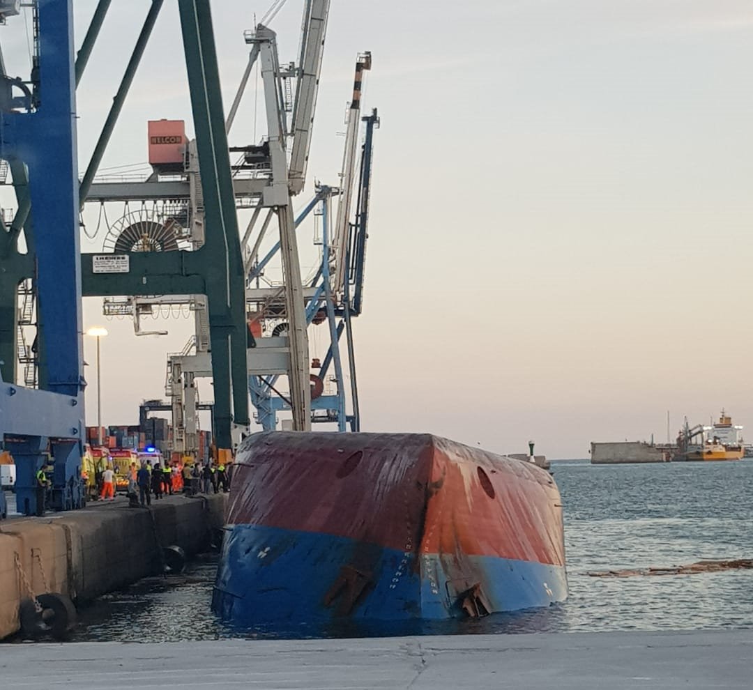 Sigue desaparecido un estibador de Castello, un fallecido y un hospitalizado, balance provisional del vuelco del buque panameño en el Port de Castello
