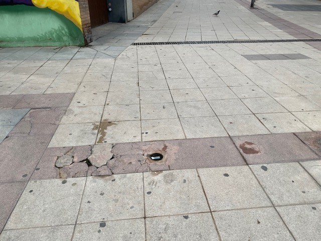 El PP de Torrent pide mantenimiento para evitar caídas debido al mal estado de las baldosas de la Plaza Pintor Miró