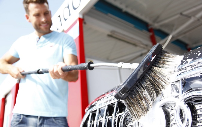 Errores habituales al lavar el coche en verano que pueden dañar el vehículo