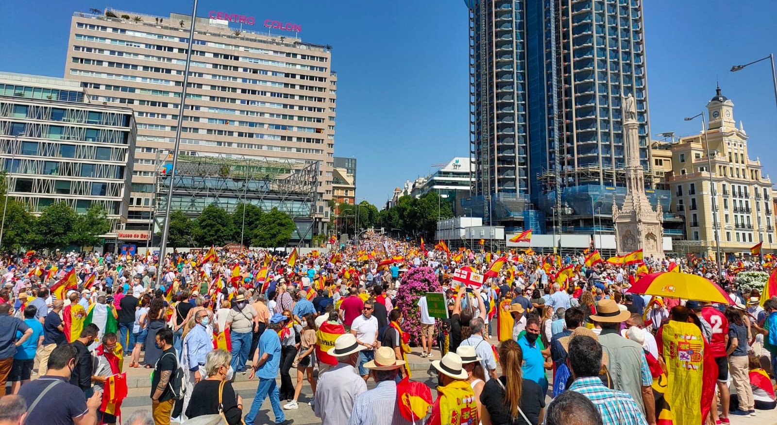 Miles de españoles se manifiestan contra los indultos de Sanchez y desde el Gobierno les acusan de «no querer que España avance»