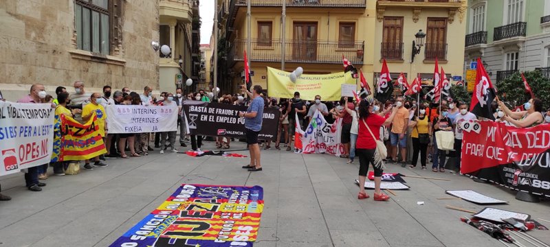 Cientos de interinos protestan ante la Generalitat y les advierten que 