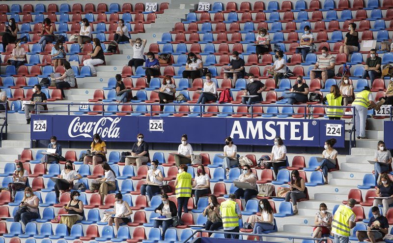 3.000 aspirantes en las oposiciones de la Diputacio de Valencia cuyo primer examen se ha celebrado en el estadio del Levante UD