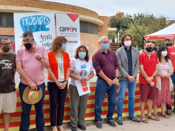 PSPV y Compromís acuden a un acto de Escola Valenciana con cuatribarradas subvencionado con dinero público