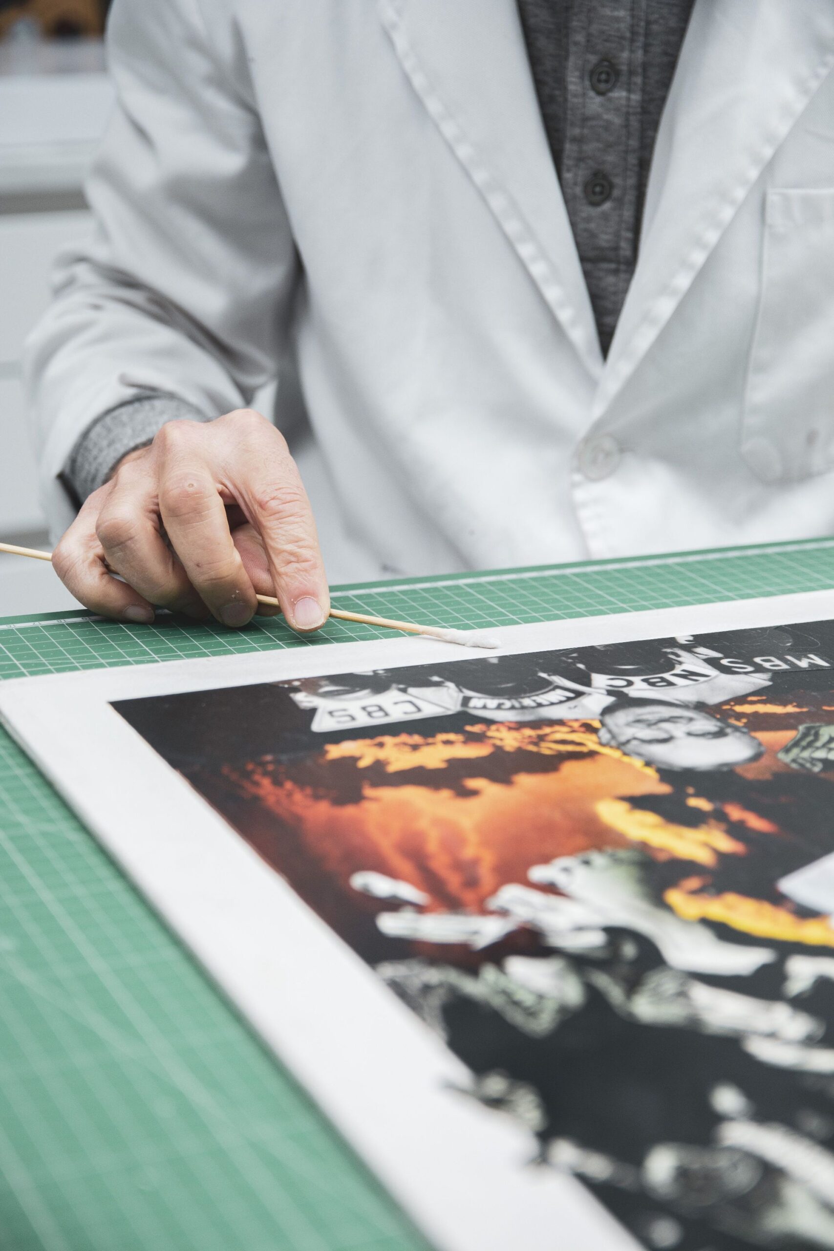 El departamento de restauración del IVAM pone a punto las 200 obras de la exposición 'Los exilios de Josep Renau'