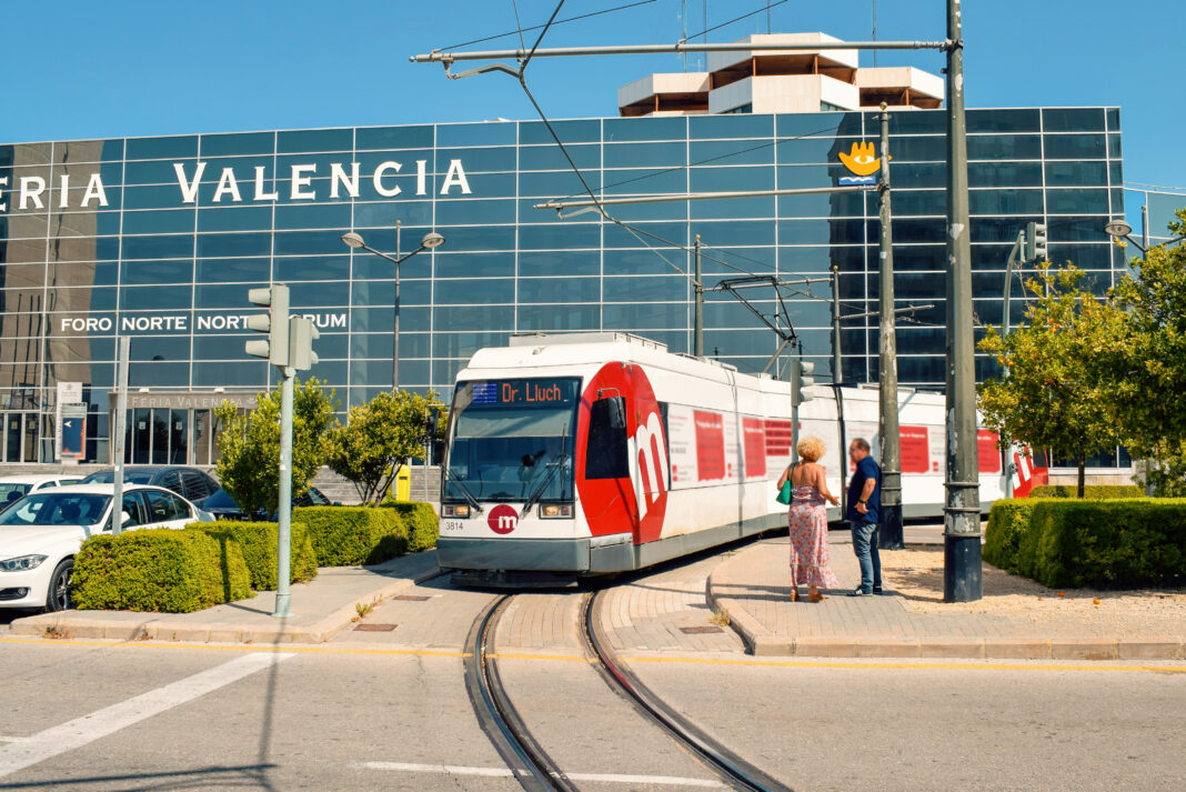 La Generalitat ofrece servicios especiales de tranvía a Feria Valencia para acudir este fin de semana al Salón del Manga