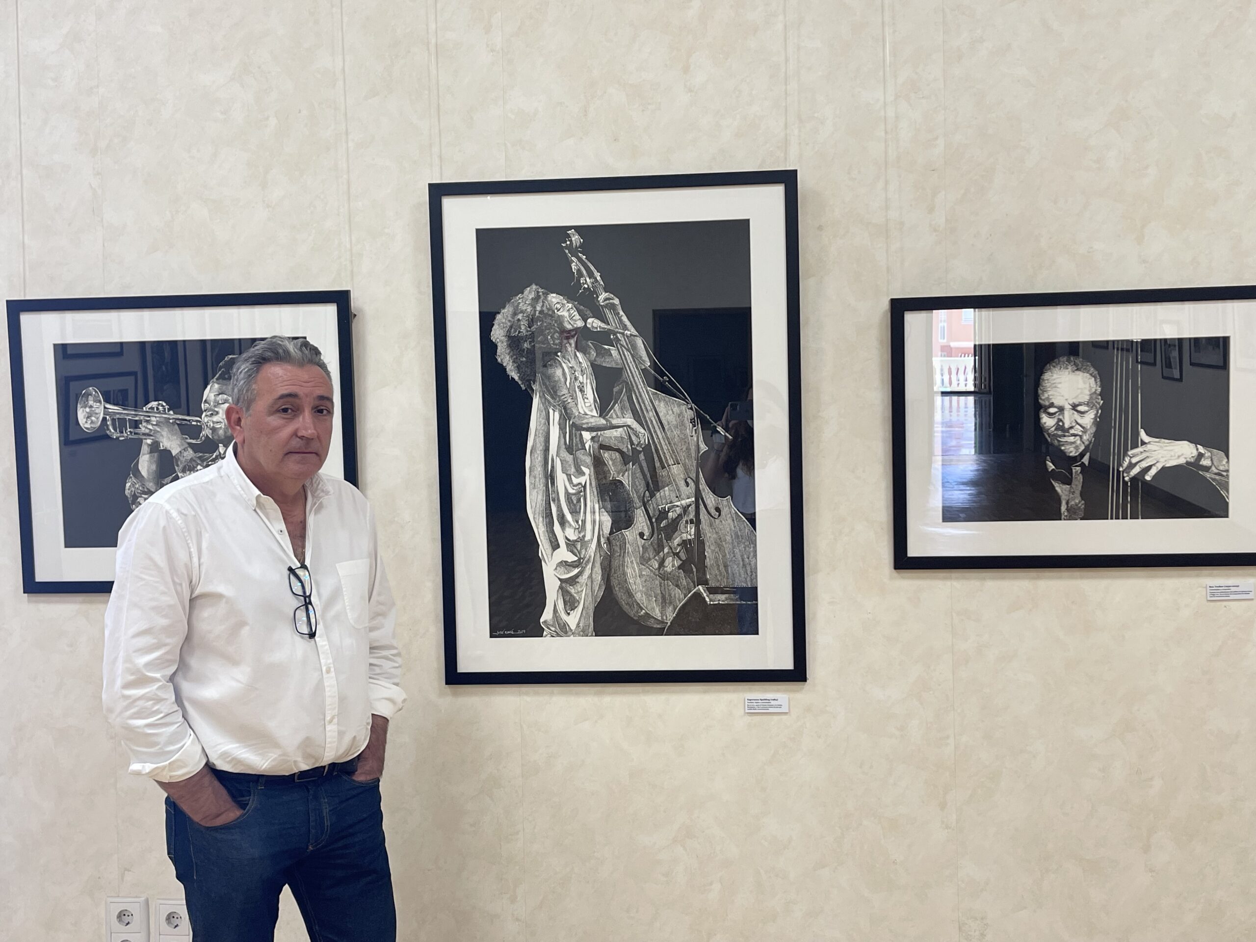 El artista paternero José María Martínez cautiva con su obra de tinta china con plumilla “Jazz en blanco y negro”
