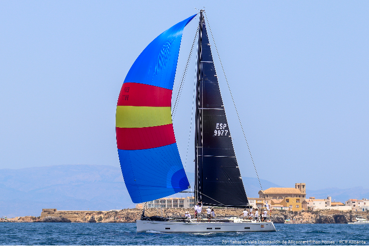 Pez de Abril y Elite Sails más cerca del Tabarca Vela Diputación de Alicante