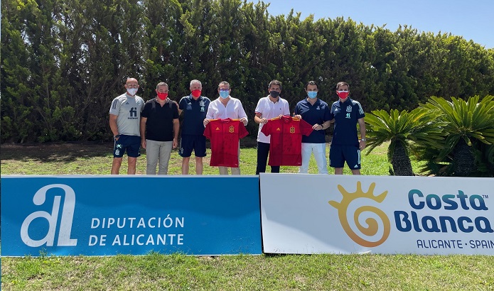 Carlos Mazón visita al Equipo Español de Fútbol que estos días prepara en Benidorm su participación en las Olimpiadas