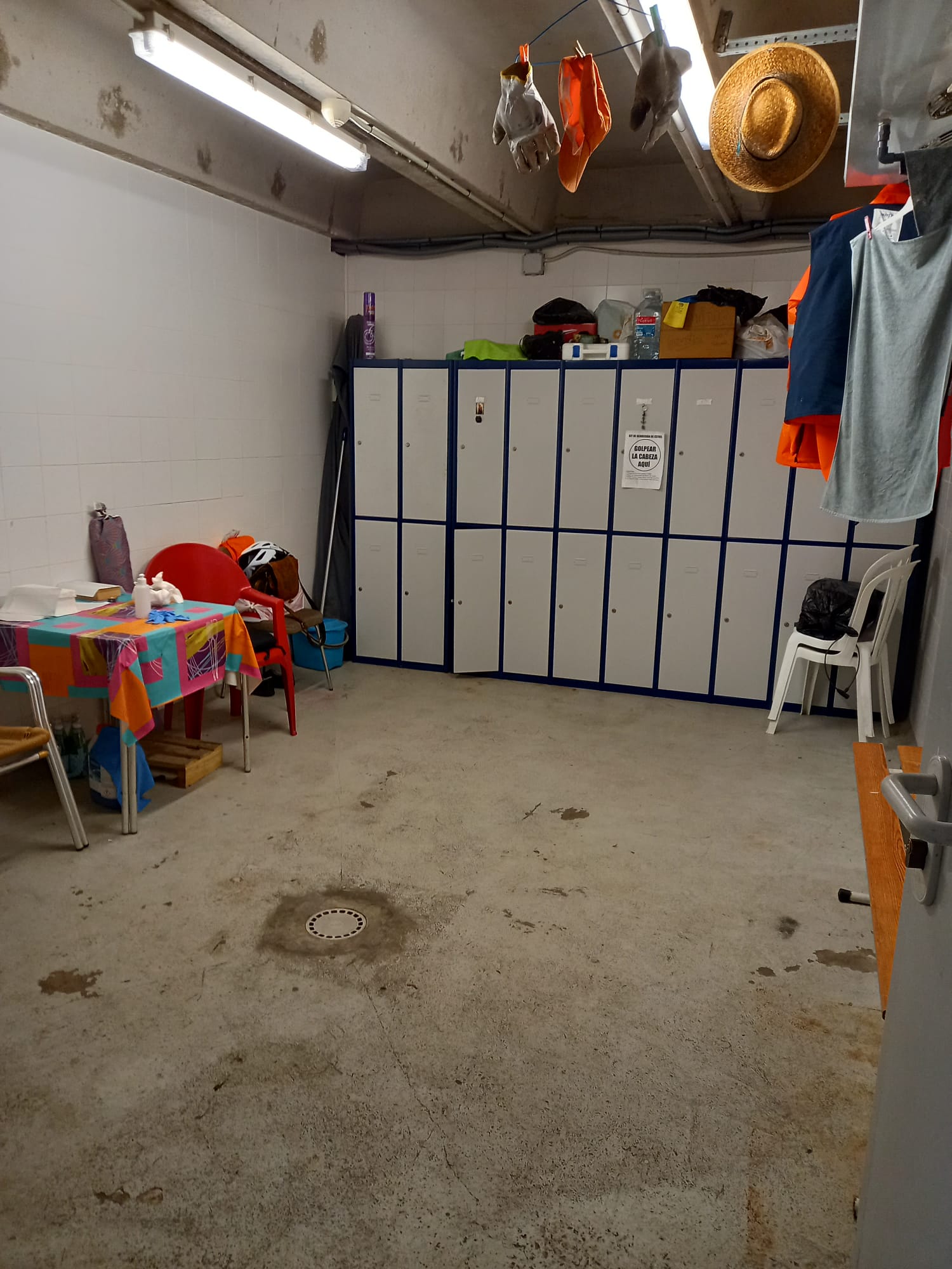Trabajadores de limpieza sin duchas, con un cuarto multiusos sin ventilación como vestuario y comedor junto a la basura
