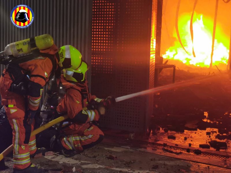 El Consorcio interviene en un incendio industrial en Beniarjó que obliga a desalojar varias casas